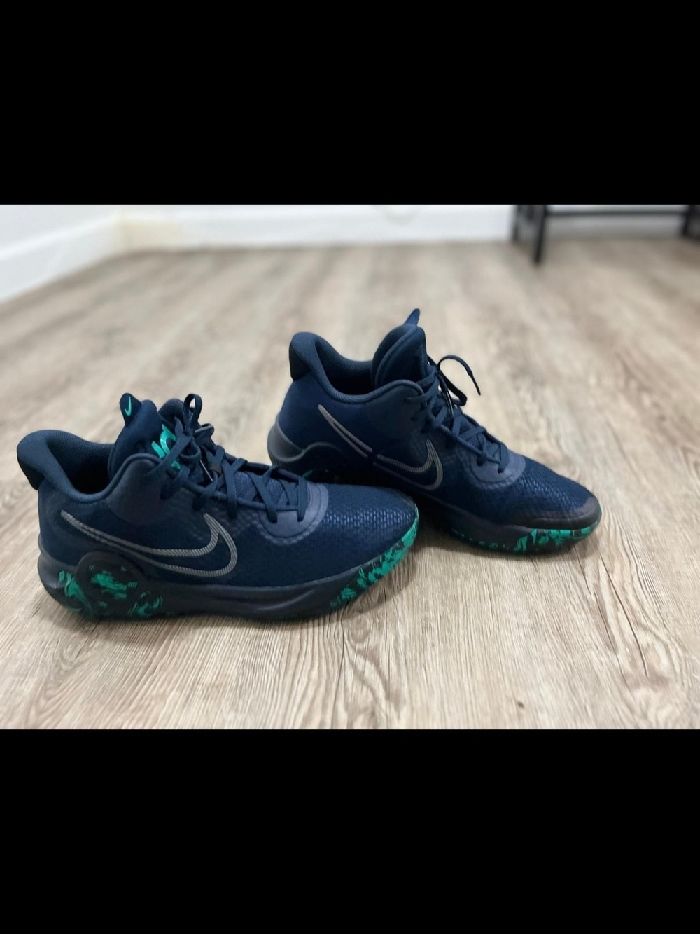 Nike Navy and Teal Low-Top Basketball Sneakers